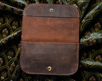 Handgemaakt bruin leren tabakszakje: knoopsluiting