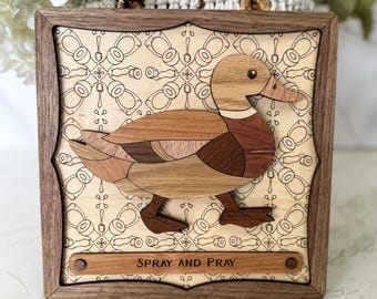 Divertido cartel para el baño con decoración rústica de granja. Zona libre de prejuicios. Elige tu diseño.