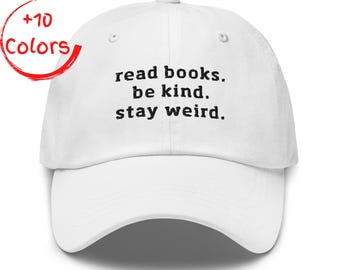 Gorra de papá "Lee libros, sé amable, mantente extraño" / Gorra de inspiración literaria / Regalo para amantes de los libros / Gorra de sarga de algodón sin estructura