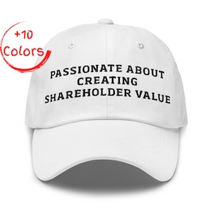 Puede incluir: Gorra de béisbol blanca con el texto negro "PASSIONATE ABOUT CREATING SHAREHOLDER VALUE". La gorra tiene una visera curva y un botón en la parte superior. Un círculo rojo con "+10 colores" es visible.