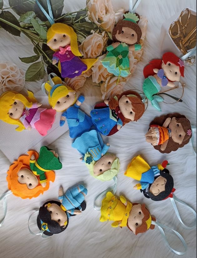 Winter Princesses Coloring Toys, Frozen Coloring Dolls, Reusable Coloring  Book, Felt Coloring, Dry Erase Coloring Dolls / Educational Toy 