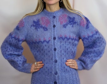 Authentique cardigan vintage des années 80, couleur lilas pastel, en mohair tricoté main, à motifs variés, doux et duveteux, taille S/M.