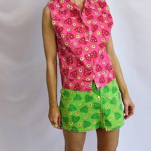 True vintage 1990s quirky crazy hippie rave summer 2 pieces set of buttoned sleeveless top and buttoned mini skirt size S