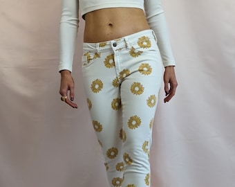 True vintage 90s/ Y2K cotton denim off white low rise skinny jeans with floral pattern by Guess size XS casual