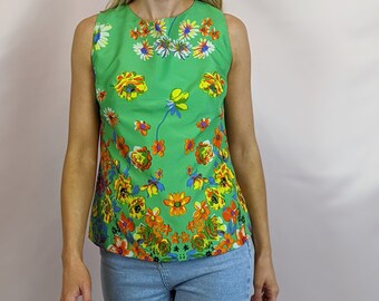 Blusa vintage autêntica dos anos 70, 100% seda, sem mangas, costurada à mão, em estampa floral multicolorida verde vibrante, tamanho P.