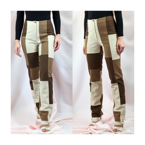 Puede incluir: Pantalón de cuadros marrones y beige de cintura alta.