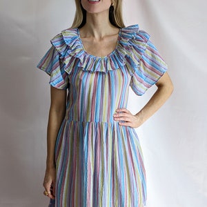 Echte vintage jaren 1970 gaasachtige katoenmix gestreepte pastel zomer midi-jurk met ruches halslijn schattig semi-transparant maat M