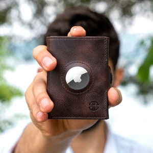 Cartera de cuero hecha a mano Air Tag•Bolsillo para monedas con cremallera•Regalos de cumpleaños•Ranura para tarjeta de identificación•Cartera para mujeres u hombres•Cartera triple•Bloqueo RFID•Verona