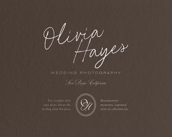 Op de afbeelding: Een bruine achtergrond met de witte cursieve tekst "Olivia Hayes" en de woorden "Wedding Photography" eronder. De tekst "San Diego, California" is ook aanwezig. Extra tekst luidt: "Voor stellen die meer om het gevoel geven dan om de pose."
