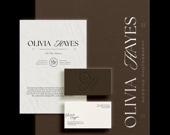 Op de afbeelding: Een professionele branding suite voor Olivia Hayes Wedding Photography. De suite bevat een briefhoofd, visitekaartje en een rechthoekige reliëfkaart, allemaal in een minimalistisch design met een bruin en wit kleurenschema. De tekst bevat de bedrijfsnaam en het logo.