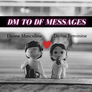 Puede incluir: Imagen en blanco y negro de dos figuras, un hombre y una mujer, sentados uno al lado del otro. La figura masculina está a la izquierda y la figura femenina a la derecha. Las figuras llevan ropa y tienen un corazón entre ellas. El texto "DM TO DF MESSAGES" está por encima de las figuras. El texto "Divine Masculine" está por encima de la figura masculina y el texto "Divine Feminine" está por encima de la figura femenina.