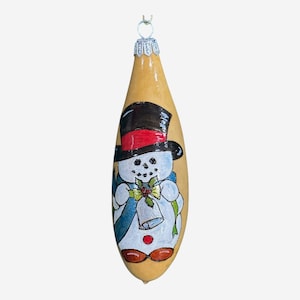 Pupazzo di neve con cilindro e zucca ornamentale