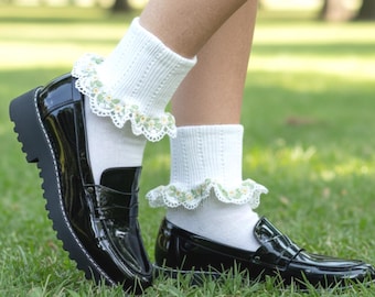 Förgät mig inte blommiga spetsstrumpor - Broderade vita blommiga bomullsfotsockor, Cottagecore Coquette Wildflower presentkläder Catherine Cole