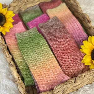 Confezione da 3 paia di calzini + braccialetto portafortuna – calzini da donna con effetto sfumato tie-dye / Moda boho festival hippie in confezione regalo Regali per la festa della mamma