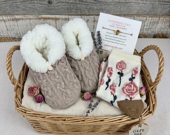 Conjunto aconchegante de pantufas e meias florais, conjunto de roupa de descanso com sola antiderrapante e pulseira Wish, bolsa de aniversário Coquette para cuidados pessoais.