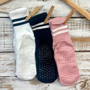 3 Paar NAMASTE Grip Bottom Crew Socken mit Wunscharmband - Yoga & Pilates | Damen Socken mit Socken | Geschenk Socken