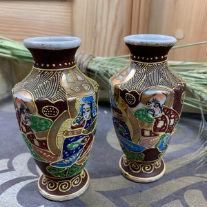 Set of 2 beautiful colorful Asian vases - vintage