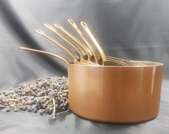 Vintage set of 6 French, red copper pans with yellow copper handles - good condition - 1950s
