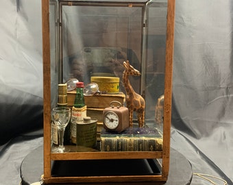 Set of 13 antique collectibles - Clock - Wooden giraffe - Books - Glasses - Shot glass - 2 bottles of drink - 2 tin boxes - DVSATK
