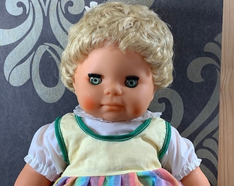 Authentique poupée vintage, cette magnifique poupée de 52 cm des années 1970, jamais utilisée, est une poupée de collection, une poupée mannequin, de la marque DVSPOP, en parfait état.