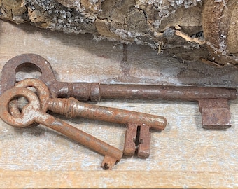 Lot de 3 clés anciennes de 7, 9 et 13 cm - décoration champêtre - clés de porte anciennes - clés de maison de campagne - clés anciennes rouillées