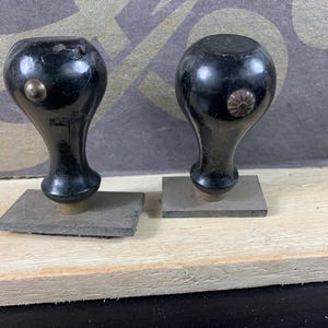 Conjunto de 2 sellos antiguos con mango de madera - sello antiguo de oficina - sello de goma metálico con mango de madera - sello personal