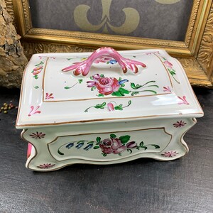 Beautiful vintage porcelain decorative box for storing jewelry.