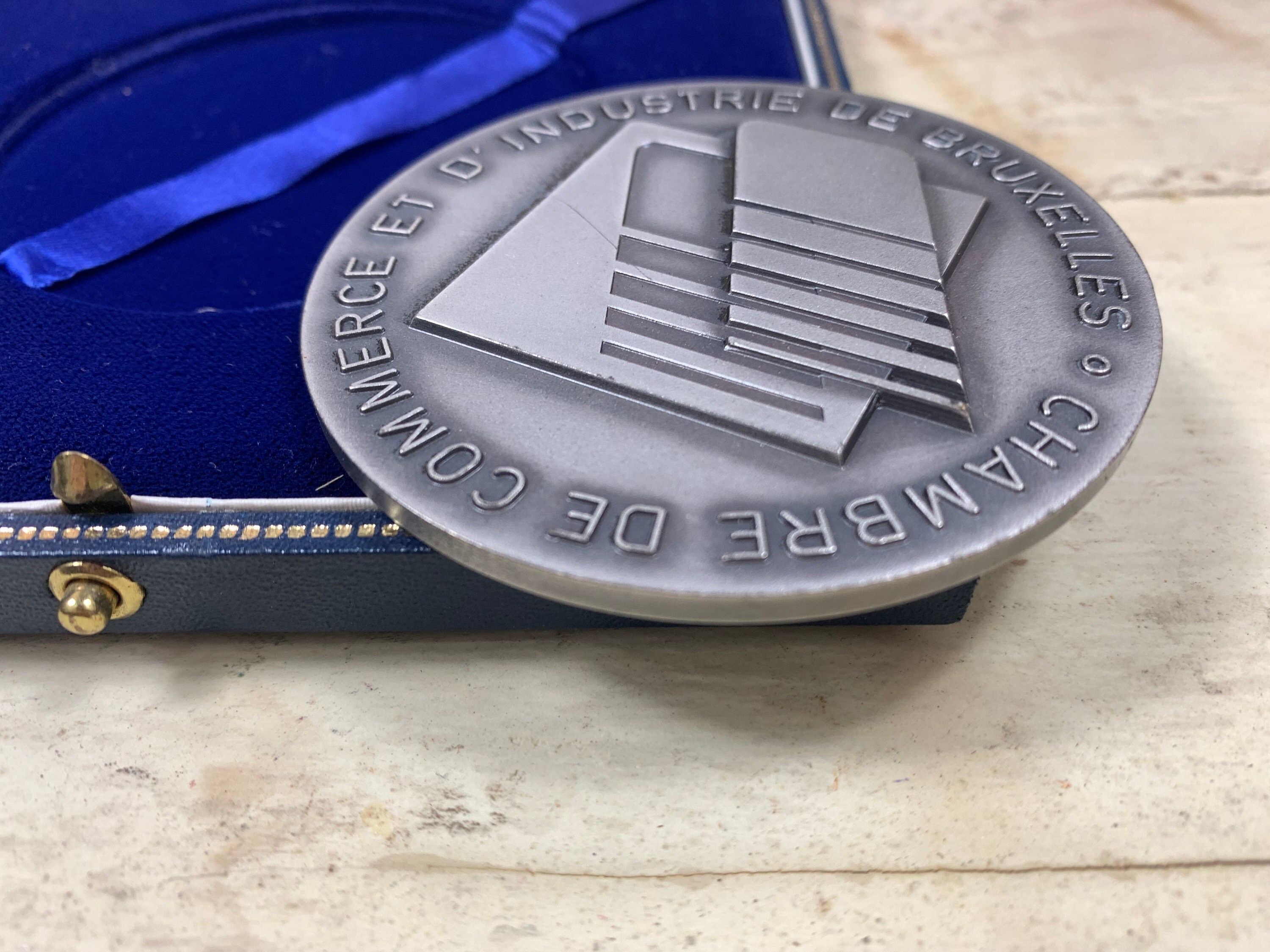 Médaille En Argent De L'École De Commerce De Bruxelles (Belgique) - Diamètre 42 Mm, Poids 30.92 G - Qualité SUP
