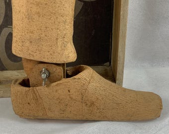 1900年頃にJ.E.ハンガー社で作られた珍しいアンティークの義足。戦争