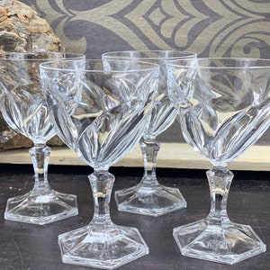 Set mit 4 wunderschönen Rotweingläsern aus Kristall – Vintage – ausgezeichneter Zustand – DVSKRIS