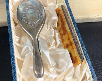 Brosse et peigne pour bébé vintage dans leur boîte d'origine – Orfèvrerie Langevin Liège – plaqué argent et celluloïd – objet de collection décoratif années 1940-1950
