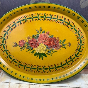 Prachtig ovaal vintage dienblad - plateau - bloemenschotel - dienblad voor dranken of glaasjes te serveren of om decoratief te gebruiken
