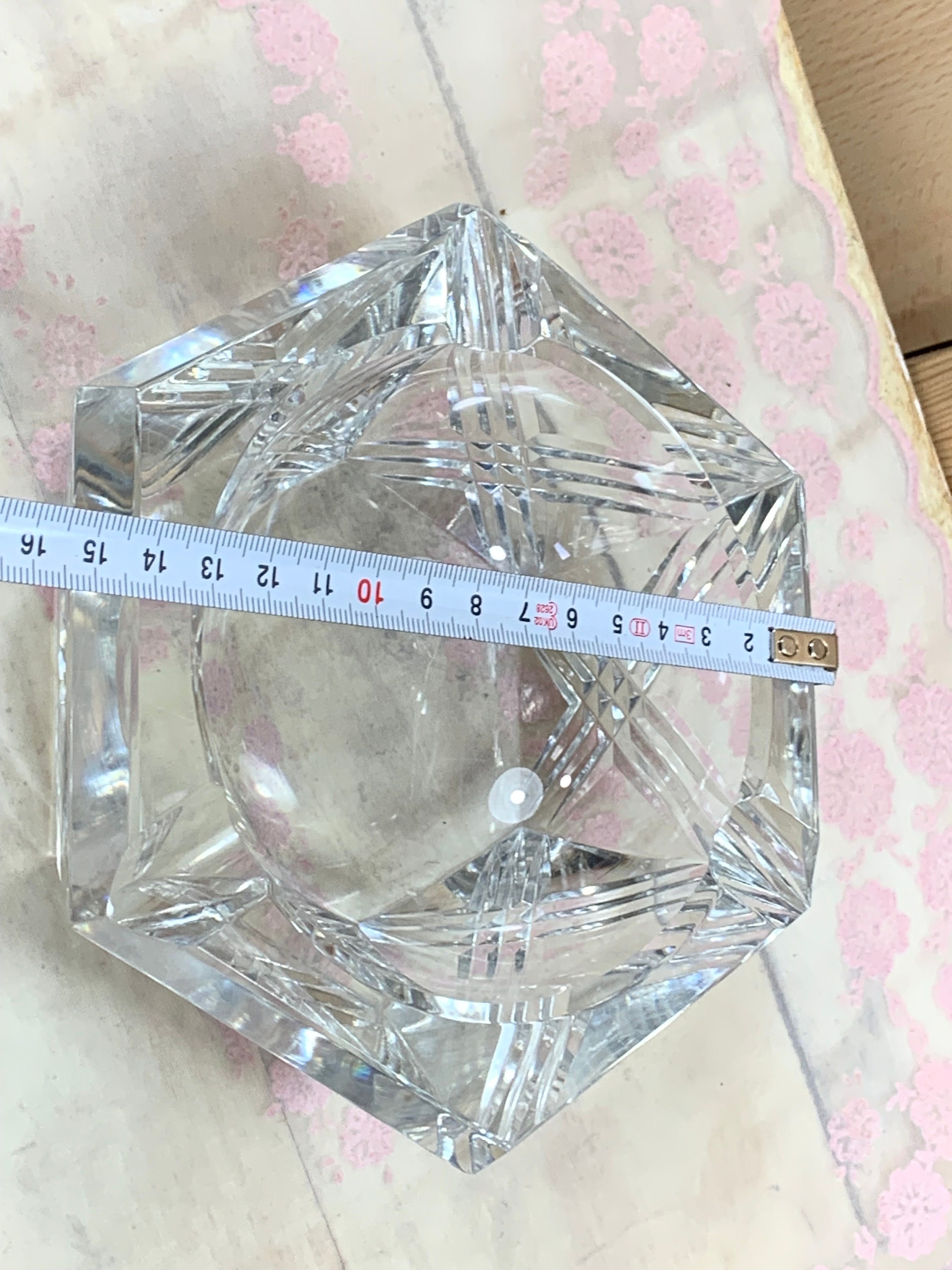 ヴァル・サン・ランベール作の重厚なヴィンテージクリスタル灰皿。底に