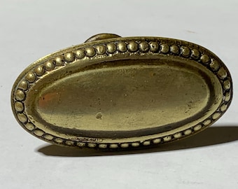 Tirador ovalado antiguo de latón con borde perlado – pomo de latón vintage para muebles – herrajes antiguos para puertas o armarios