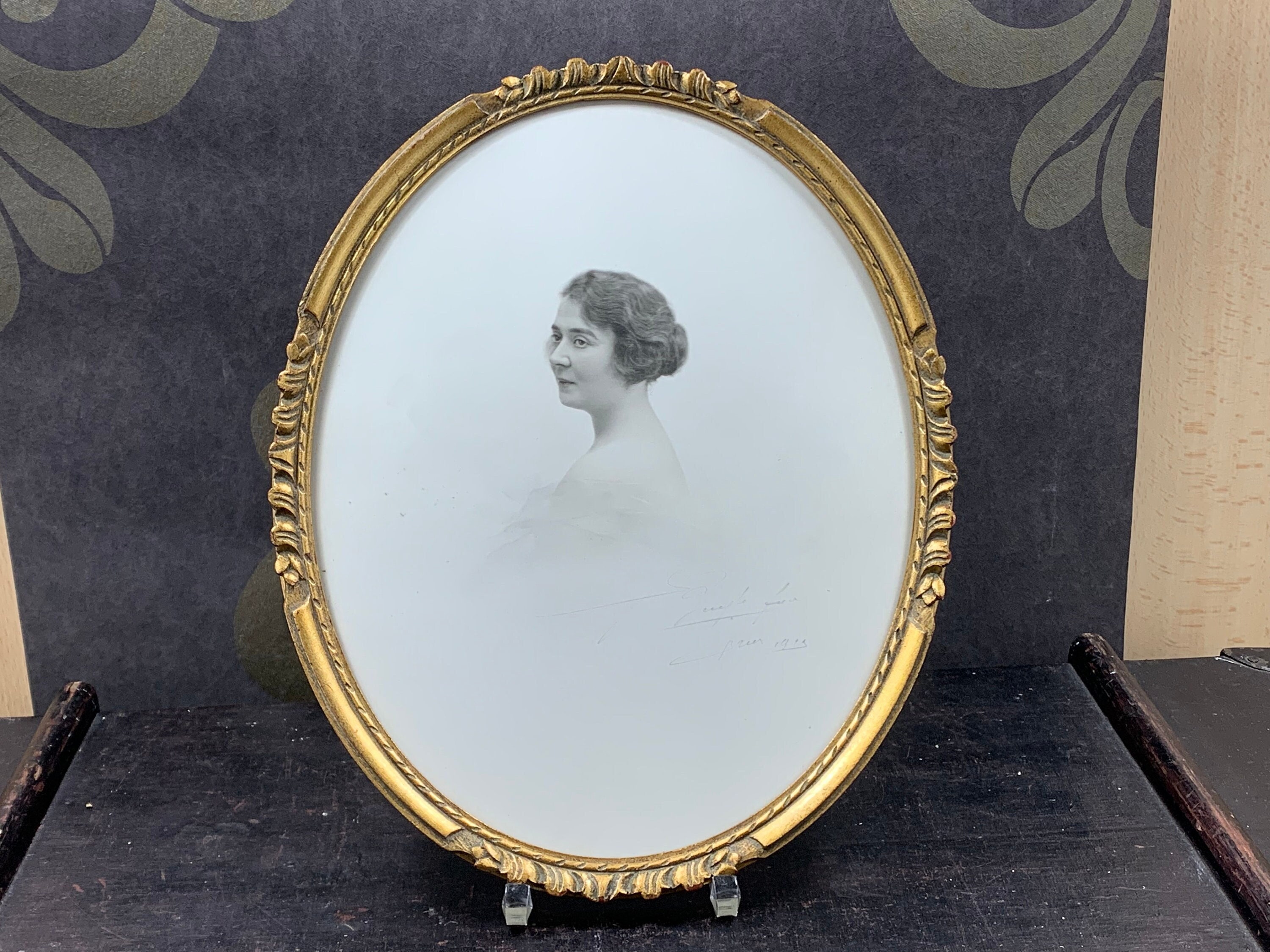 Antique Photo Portrait in Oval Gilded Frame – Early 20th Century