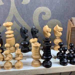 Wooden pawns for chessboard in their original wooden box - incomplete set - decorative use - vintage