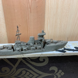Kleines altes hölzernes Kriegsschiff mit Bomben – handgefertigtes Holzboot – Ozeanboot – Sammlerboot – umzubauendes Boot