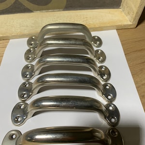 Autentiche, semplici e puramente funzionali: un set di 6 maniglie vintage evoca l'atmosfera di vecchie officine e interni industriali.