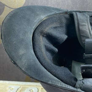 May include: Black riding helmet with a black strap and the text "CONCUE SE NORWE EN 1204" in white.