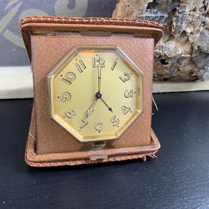 Réveil de voyage dans un étui en cuir - Réveil de voyage couleur or - État de fonctionnement - Réveil Europe - Horloge mécanique - Réveil pliable - Réveil portable