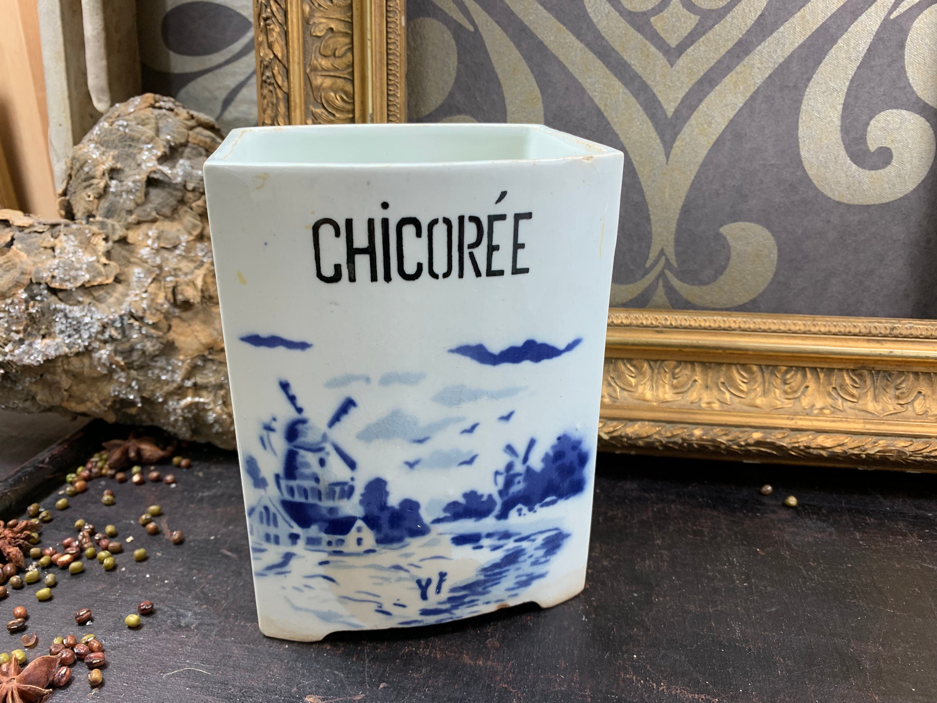 Une jolie carafe en verre fumé