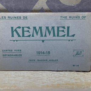 Puede incluir: Un juego de postales vintage titulado "The Ruins of Kemmel" con texto en inglés y francés. La tarjeta gris presenta letras verdes y los años 1914-18. El juego incluye tarjetas desmontables.