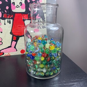 Oude glazen bokaal met stop gevuld met 2 kg oude glazen knikkers - oude landelijke glazen pot gevuld met  knikkers