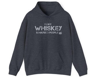 Può includere: Felpa con cappuccio grigio scuro con tasca frontale e cappuccio con coulisse. Il testo "I LIKE WHISKEY & MAYBE 3 PEOPLE" è stampato in bianco sul petto, con un bicchiere di whisky.