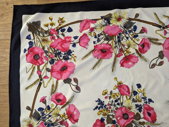 GUCCI Vintage Scarf Silk Floral print  85cm*83cm - image 8