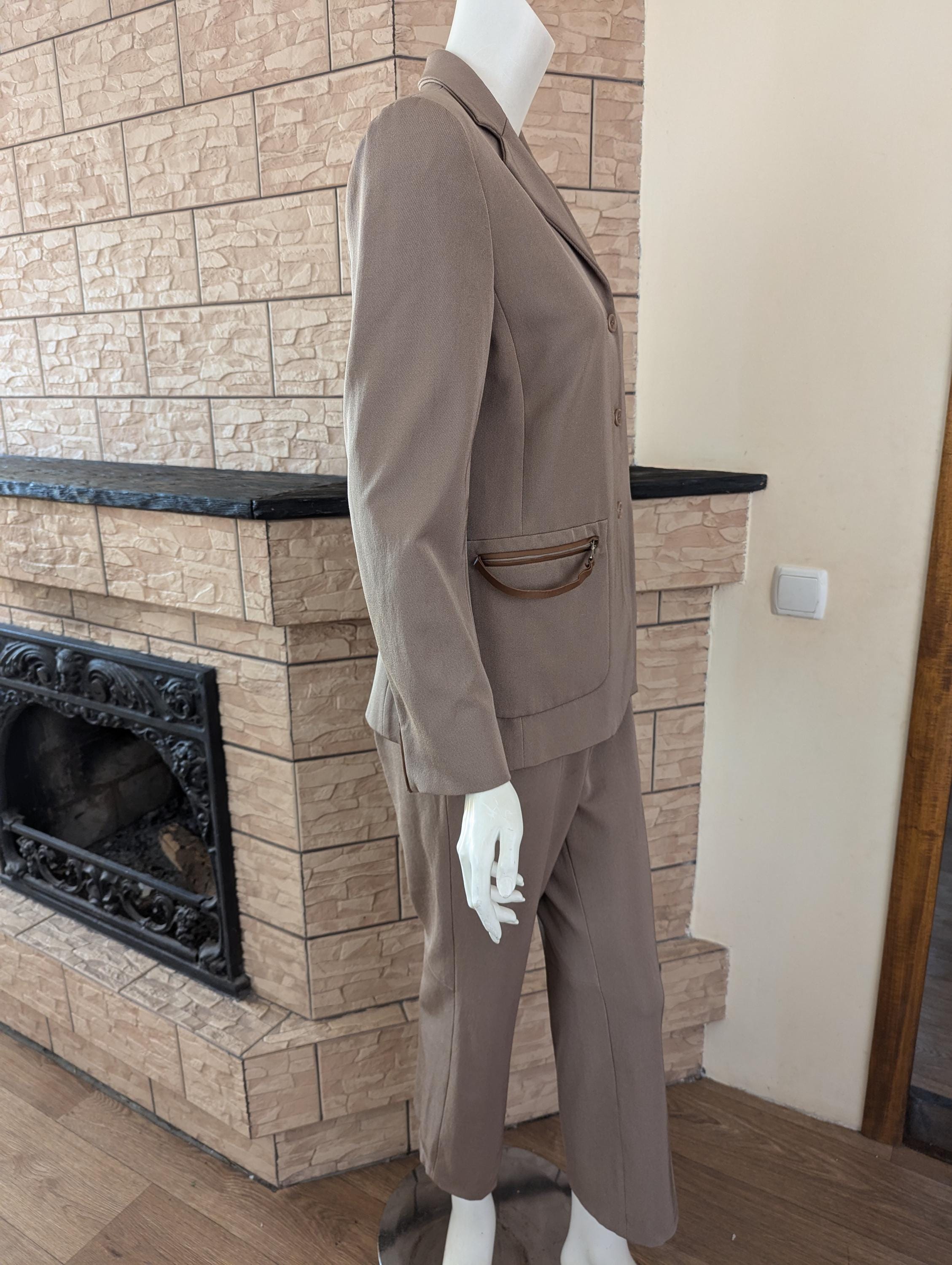 Prada Vintage Beige Women's Pantsuit Suit Blazer Capri Pants Prada Vintage Beige Women's Pantsuit Suit Blazer Capri Pants