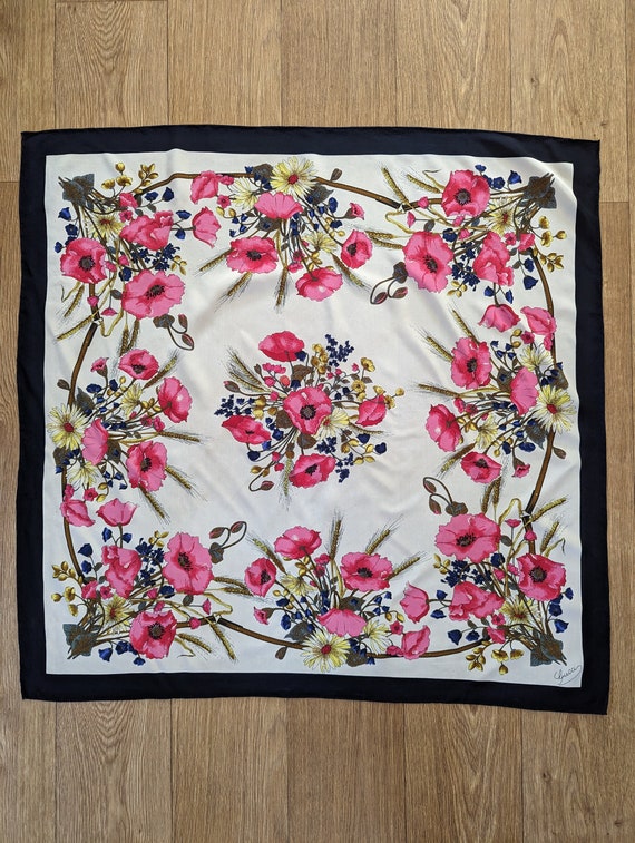 GUCCI Vintage Scarf Silk Floral print  85cm*83cm - image 1
