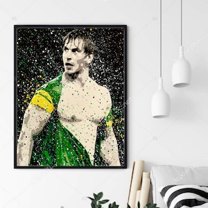 Puede incluir: Una pintura digital de un hombre con una camiseta verde y amarilla sobre un fondo negro. La pintura está hecha en un estilo de pintura salpicada.