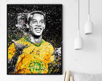 Puede incluir: Una pintura digital en blanco y negro de un jugador de fútbol que lleva una camiseta amarilla y verde con un contorno negro. El fondo es negro con salpicaduras de pintura blanca.