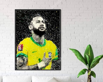 Puede incluir: Una pintura digital de un jugador de fútbol que lleva una camiseta amarilla y verde sobre un fondo negro. El jugador está mirando hacia arriba y tiene una expresión decidida en su rostro. La pintura está hecha en un estilo de pintura salpicada.